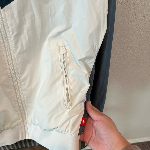 Nike women’s Windrunner jacket size small - Picture 5 of 11